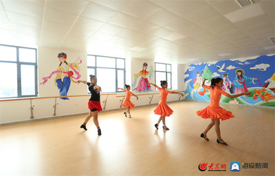 東營(yíng)區(qū)龍居社區(qū)黨群服務(wù)中心見聞 兒童舞蹈表演服務(wù)點(diǎn)亮社區(qū)生活
